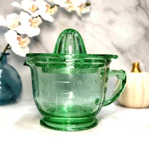 Juicer Reamer Glass Measuring Cup, Green, 2 Cup - Depression Style, Vintage Style Farmhouse Kitchen Gift, Cooking, Mixing Bowl, Retro Decor