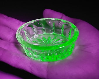 Green Vaseline Glass Uranium Glow Thumbprint Master Salt Cellar Dip Dish - Depression Style, Vintage, Bowl, Retro Kitchenware, Cooking, UV