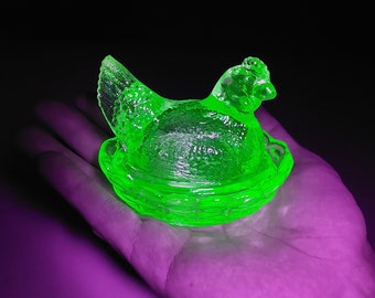 Green Vaseline Glass Uranium Glass Hen on Nest Chicken Covered Dish - Depression Style Glass, Retro Kitchen Decor, Candy Bowl, Jewelry Box