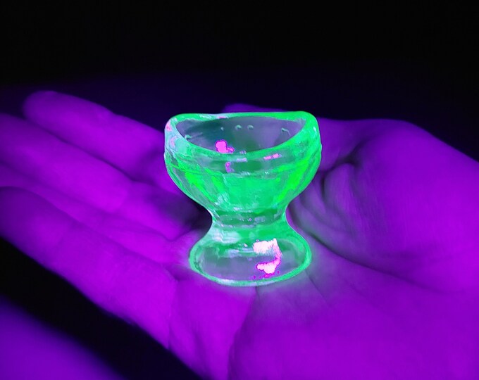 Green Vaseline Glass Uranium Glow Squatty Pedestal Eye Wash Cup
