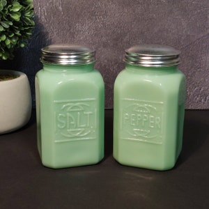 Jadeite Green Glass Salt & Pepper Shaker Set, LRG - Depression Style Glass, Vintage, Milk Glass, Retro, Farmhouse Kitchen, Jade Jar, Cooking