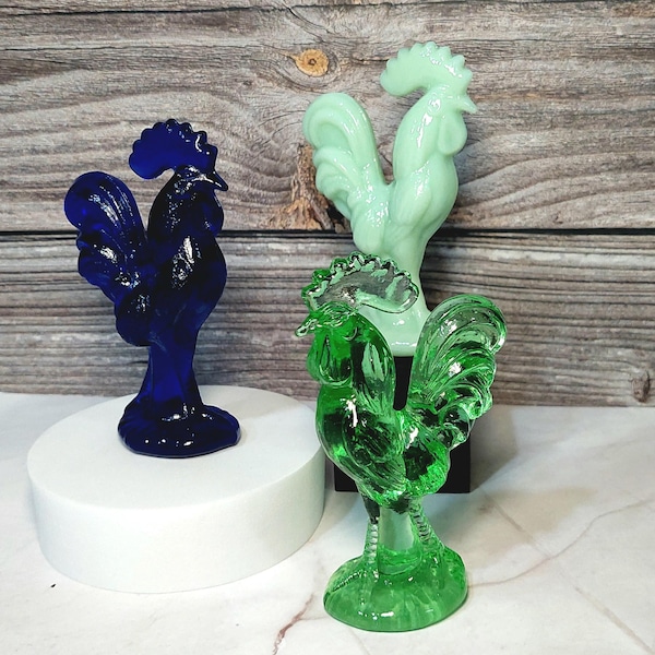 Figura de gallo de cristal estilo Depresión en jadeíta, azul cobalto y verde, estilo granja vintage, gallina, decoración retro del oeste, mini estatua