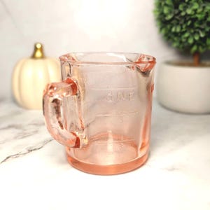 Pink Amber Glass Measuring Cup, Depression Style, Vintage Style Kitchen, Farmhouse Decor, Retro Cooking, Kitchenware, Mom Gift, Country Home Bild 6