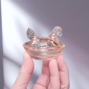 Salero de cristal rosa ámbar estilo Depresión con forma de gallina en nido, decoración vintage de granja, cuenco con tapa, gallo, granja
