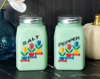 調味料入れ・ラベル VINTAGE JADEITE SALT&PEPPER Jadeite Glass Tulip Flowers Salt & Pepper Shaker Set - Depression
