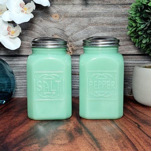 Jadeite Green Glass Salt & Pepper Shaker Set, LRG - Depression Style Glass, Vintage, Milk Glass, Retro, Farmhouse Kitchen, Jade Jar, Cooking