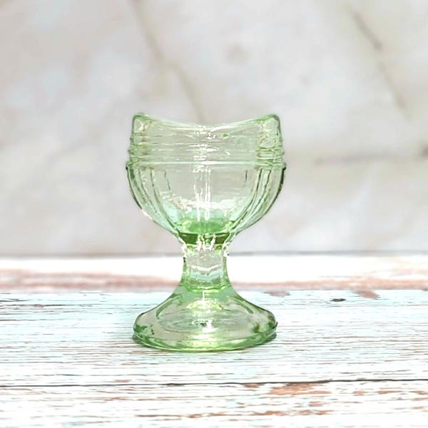 Gobelet pour douche oculaire phosphorescente en verre d'uranium - vintage, vaseline verte style dépression, décoration de salle de bain rétro, lumière noire, cadeau unique pour médecin