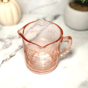 Pink Amber Glass Measuring Cup, Depression Style, Vintage Style Kitchen, Farmhouse Decor, Retro Cooking, Kitchenware, Mom Gift, Country Home Bild 9