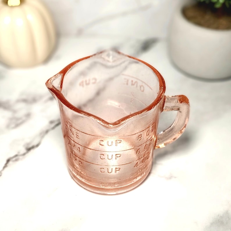 Pink Amber Glass Measuring Cup, Depression Style, Vintage Style Kitchen, Farmhouse Decor, Retro Cooking, Kitchenware, Mom Gift, Country Home Bild 9