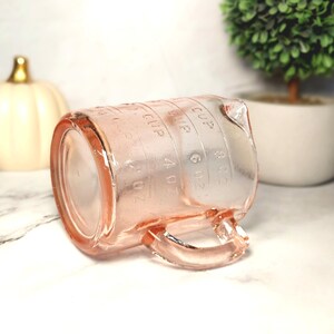 Pink Amber Glass Measuring Cup, Depression Style, Vintage Style Kitchen, Farmhouse Decor, Retro Cooking, Kitchenware, Mom Gift, Country Home Bild 8