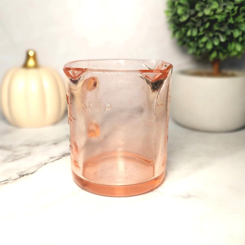 Pink Amber Glass Measuring Cup, Depression Style, Vintage Style Kitchen, Farmhouse Decor, Retro Cooking, Kitchenware, Mom Gift, Country Home Bild 4