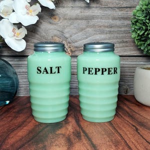 Jadeite Depression Style Glass Ribbed Beehive Salt & Pepper Shaker Set - Vintage, Art Deco, Milk Glass, Farmhouse, Retro Home Decor, Cooking