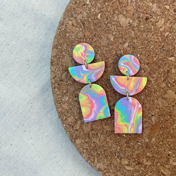 Pendants d'oreilles en pâte polymère | Mokume gane pastel arc-en-ciel | Accessoires faits main