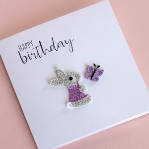 Carte d'anniversaire personnalisée, carte d'anniversaire fille/garçon, carte d'anniversaire pour 1er/2e anniversaire, carte d'anniversaire pour enfant, carte de lapin au crochet et papillon