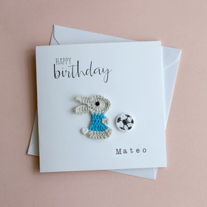 Carte d'anniversaire personnalisée, carte d'anniversaire garçon/fille, 1er ou 2e anniversaire, carte d'anniversaire pour enfant, lapin au crochet avec ballon de football