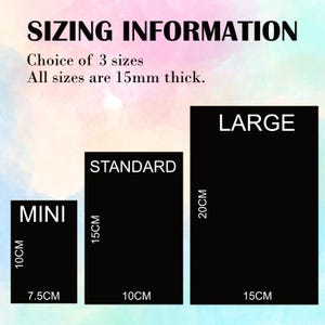 Puede incluir: Tres bloques rectangulares negros etiquetados como MINI, STANDARD y LARGE. El MINI mide 7.5 cm por 10 cm, el STANDARD 10 cm por 15 cm y el LARGE 15 cm por 20 cm. Todos los bloques tienen 15 mm de grosor. El texto SIZING INFORMATION aparece arriba.