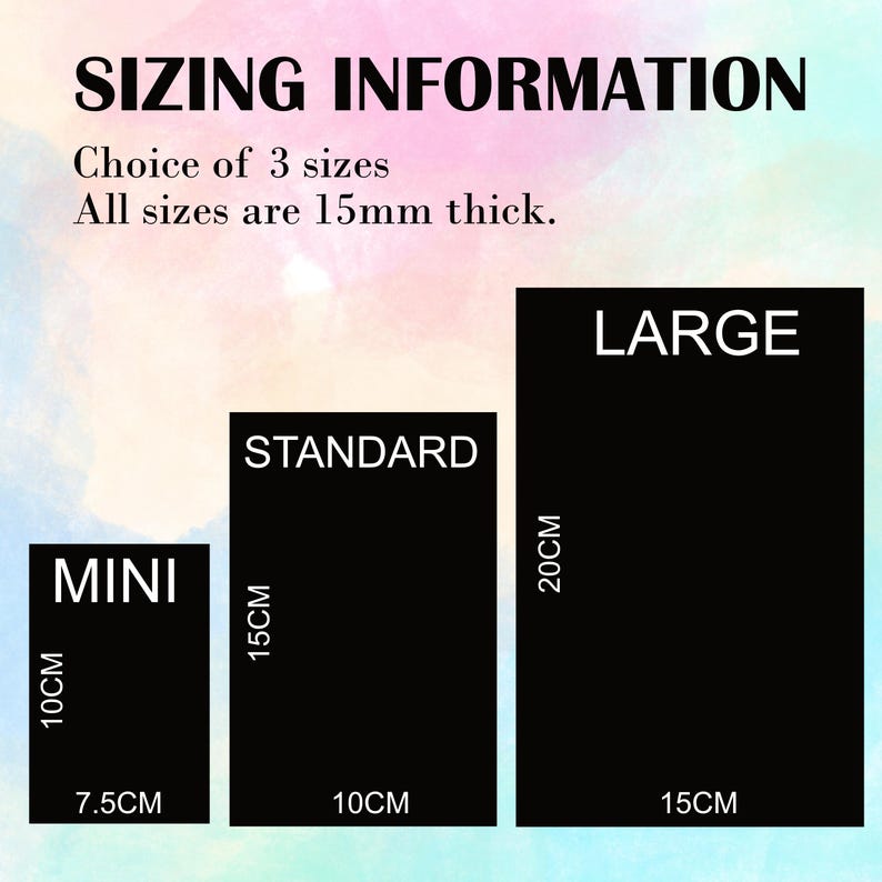 Puede incluir: Tres bloques rectangulares negros etiquetados como MINI, STANDARD y LARGE. El MINI mide 7.5 cm por 10 cm, el STANDARD 10 cm por 15 cm y el LARGE 15 cm por 20 cm. Todos los bloques tienen 15 mm de grosor. El texto SIZING INFORMATION aparece arriba.