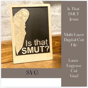Op de afbeelding: Een houten bord met een zwarte achtergrond en de tekst "Is that SMUT?" in witte letters. Het bord bevat ook een lijntekening van Jezus. De tekst "Is That SMUT Jesus" is in witte letters op een bruine achtergrond rechts van het bord geschreven. De tekst "Multi Layer Digital Cut File" is in witte letters op een bruine achtergrond onder de tekst "Is That SMUT Jesus" geschreven. De tekst "Laser Engrave Cut Vinyl" is in witte letters op een bruine achtergrond onder de tekst "Multi Layer Digital Cut File" geschreven. De tekst "SVG" is in witte letters op een bruine achtergrond onder het bord geschreven.