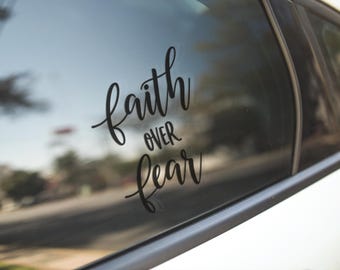 Calcomanía de vinilo "Fe sobre el miedo" / Pegatina con cita inspiradora cristiana / Calcomanía religiosa para pared de coche o portátil