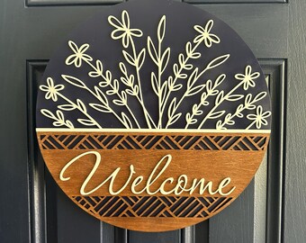 Letrero de bienvenida floral, colgador de puerta bohemio con flores silvestres, arte rústico en madera.