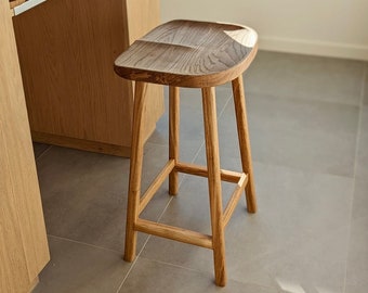 Barhocker / Küchenhocker / Thekenhocker mit ergonomischen Sitz aus massivem Eichenholz