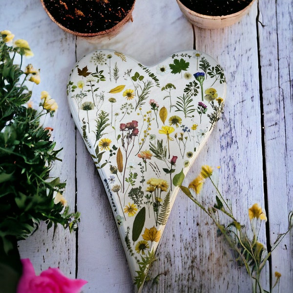 Cuore floreale in legno ispirato alla natura: fascino rustico con delicate stampe botaniche"