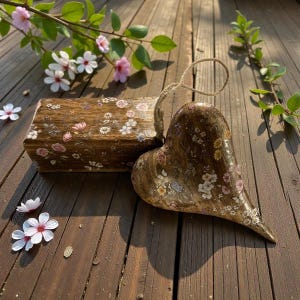 Boîte souvenir florale en bois de manguier, coeur suspendu, souvenir botanique