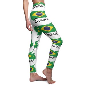 Może przedstawiać: Białe legginsy z powtarzającym się wzorem brazylijskiej flagi i napisem "Brasil" czarnym pismem.