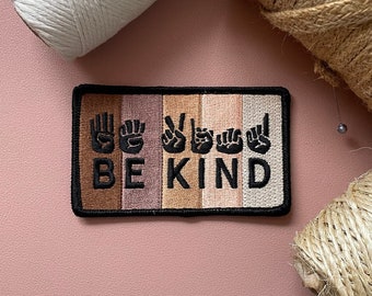 „Be kind“-Aufnäher zum Aufbügeln – inklusive Hauttönen und Gebärdensprache