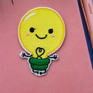 Enlightenment kawaii lightbulb opstrijkpatch – yogahouding