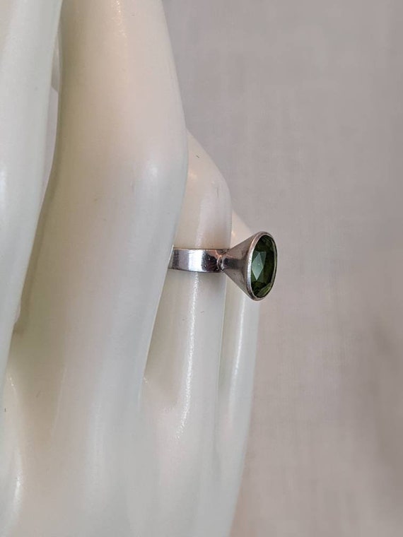 Peridot and sterling modern ring - image 5