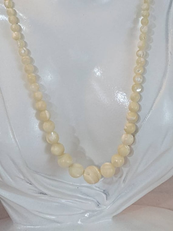 Antique graduated agate beaded necklace, 22", 31 g