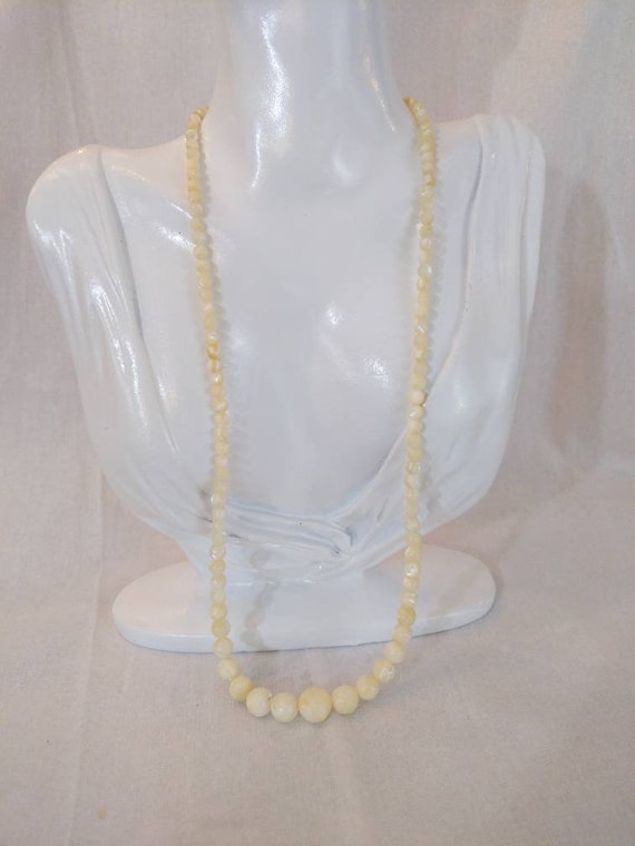 Antique graduated agate beaded necklace, 22", 31 … - image 2