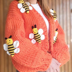 ニットカーディガン、ハチの刺繍入りカーディガン、女性へのギフト、オレンジカーディガン、ソフトニットジャケット、ハンドメイドカーディガン、厚手カーディガン、HeyÇ