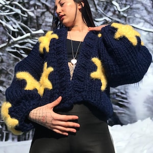 Strickjacke, Strickjacke mit Sternstickerei, Geschenk für Frauen, Marineblaue Strickjacke, weiche Strickjacke, handgemachte Strickjacke