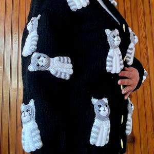 ハンドメイドニット猫モチーフカーディガン、3D刺繍ブラックカーディガン、女性へのギフトニットジャケット、ロングニットカーディガン、柔らかくてかわいいカーディガン