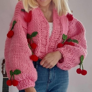 Puede incluir: Un conjunto de tres jarrones de cerámica de diferentes alturas y formas. El jarrón más alto es de color beige claro, el del medio marrón más oscuro y el más pequeño blanco moteado. Cada jarrón tiene un acabado liso y mate.