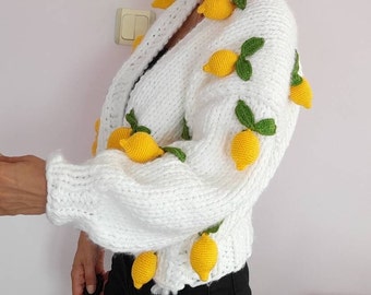 Cardigan citron blanc fait main, pull citron tricoté à la main pour femme, motif citron en grosse maille, cadeau pour votre petite amie