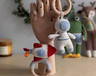 Collection spatiale, Hochet de fusée au crochet, Hochet d’astronaute au crochet, Hochet fait à la main, Cadeau de baby shower, Décor de chambre d’enfant