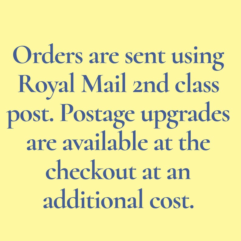 Op de afbeelding: Tekst op een gele achtergrond: "Bestellingen worden verzonden met Royal Mail 2nd class post. Verzendupgrades zijn beschikbaar bij het afrekenen tegen extra kosten."