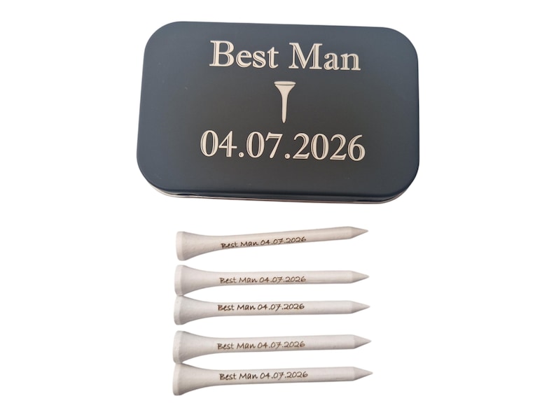 May include: A dark gray rectangular tin with the text "Best Man" and the date "04.07.2026" in silver lettering. Below are five white golf tees, each with the text "Best Man 04.07.2026".