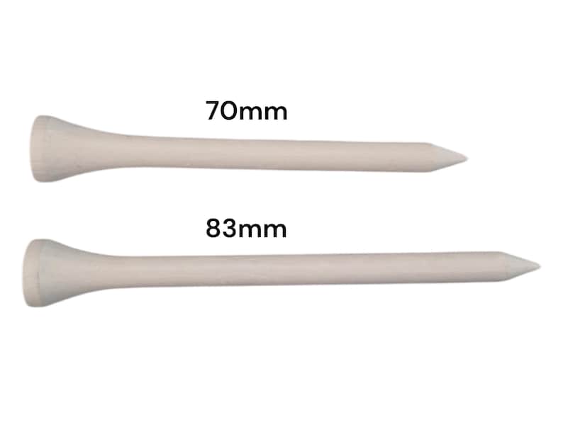 Op de afbeelding: Twee houten golftees, &eacute;&eacute;n van 70 mm en de andere van 83 mm lang. De tees hebben een afgeronde kop en een puntig uiteinde. De tekst op de afbeelding geeft de lengtes van de tees aan.