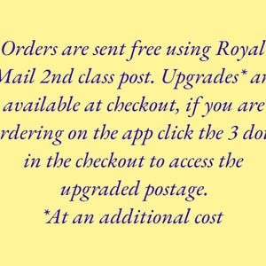 Pode incluir: Texto em fundo amarelo: As encomendas s&atilde;o enviadas gratuitamente atrav&eacute;s do Royal Mail 2nd class post. As atualiza&ccedil;&otilde;es est&atilde;o dispon&iacute;veis no checkout. Se encomendar na aplica&ccedil;&atilde;o, clique nos 3 pontos no checkout para aceder &agrave; postagem atualizada.