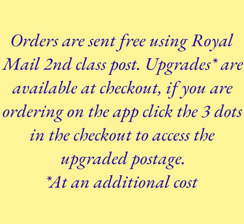 Pode incluir: Texto em fundo amarelo: As encomendas s&atilde;o enviadas gratuitamente atrav&eacute;s do Royal Mail 2nd class post. As atualiza&ccedil;&otilde;es est&atilde;o dispon&iacute;veis no checkout. Se encomendar na aplica&ccedil;&atilde;o, clique nos 3 pontos no checkout para aceder &agrave; postagem atualizada.