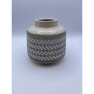 Geätzte Keramik Vase, Grau und Weiß, 6 1/2&quot; Groß und 6 1/2&quot; breit, Klassisches Dekor