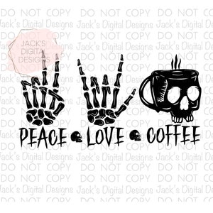 K&ouml;nnte beinhalten: Schwarzwei&szlig;es Grafikdesign mit zwei Skeletth&auml;nden, die die Zeichen f&uuml;r Frieden und Liebe machen. Der Text "Peace Love Coffee" befindet sich unter den H&auml;nden. Eine schwarze Kaffeetasse mit einem Totenkopfdesign befindet sich auf der rechten Seite des Bildes.