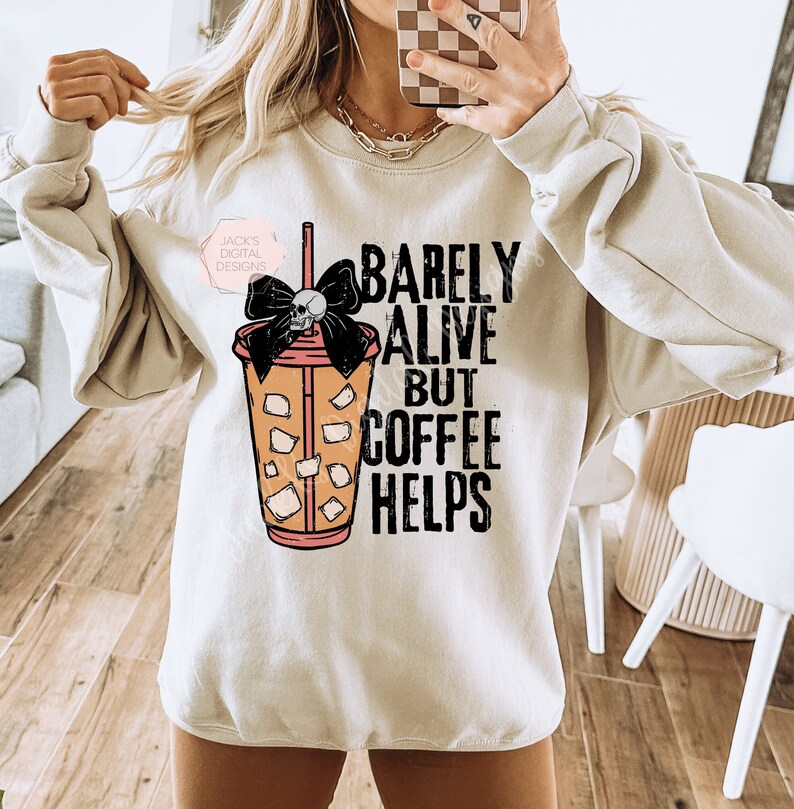Apenas vivo pero el café ayuda a png, png sarcástico, png sarcástico, png de calavera, png de tablero de ajedrez, diseño de café helado, png de sublimación para camisas imagen 1
