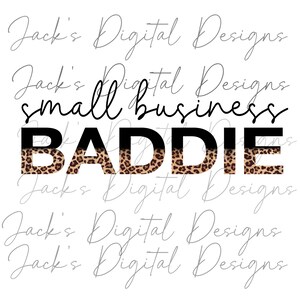 K&ouml;nnte beinhalten: Ein Grafikdesign mit dem Text "Jack's Digital Designs", der mehrmals wiederholt wird. Der Text "small business" befindet sich in der Mitte des Designs, mit dem Wort "BADDIE" in gro&szlig;en, schwarzen Buchstaben mit einem Leopardenmuster.