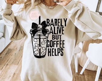 Apenas vivo pero el café ayuda a png, png sarcástico, png sarcástico, png de calavera, png de tablero de ajedrez, diseño de café helado, png de sublimación para camisas