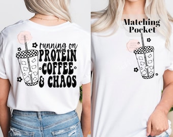 Corriendo con café proteico y caos png, png sarcástico, png sarcástico, png de tablero de ajedrez, diseño de café helado, png de sublimación para camisas